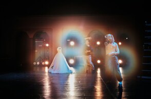 Ηθοποιοί με ιδιαίτερα φώτα σε κίνηση πάνω στη θεατρική σκηνή