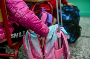 Κοριτσάκι βγάζει από την τσάντα του τετράδιο