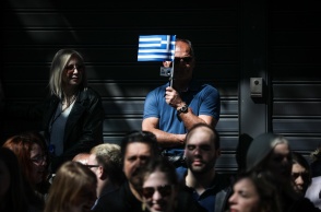 Πολίτες με σημαία στο χέρι σε δρόμο της Αθήνας