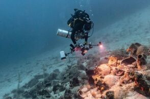 ΥΠΠΟ: Ναυάγιο της πρώιμης βυζαντινής περιόδου (5ος - 6ος αιώνας μ.Χ.) ερευνήθηκε στους Φούρνους - Έχουν καταγραφεί 8 τύποι αμφορέων.