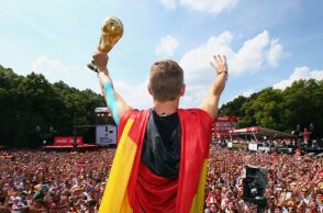 Γερμανία: Η Nike εκτοπίζει την Adidas ως προμηθευτής της Ομοσπονδίας Ποδοσφαίρου - Έπειτα από 77 χρόνια συνεργασίας - Βροχή σχολίων στα ΜΜΕ. 