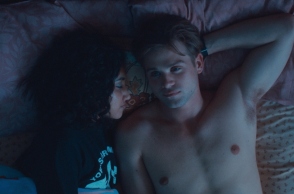 «One day»: Έχει κάτι απολαυστικό να πλαντάζεις στο κλάμα με μια σειρά στο Netflix