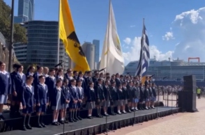 Ομογενείς της Αυστραλίας τραγουδούν τον Εθνικό Ύμνο έξω από την όπερα του Σίδνεϊ