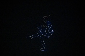 Εύζωνας σχηματισμένος από drone στον ουρανό της Αθήνας