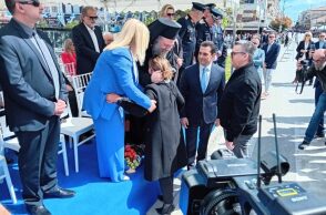 57 τριαντάφυλλα στην εξέδρα των επισήμων για τους νεκρούς στα Τέμπη