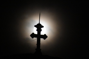 Η Πανσέληνος Μαρτίου κοσμεί τον νυχτερινό ουρανό