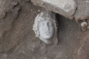 Πανεπιστημιακή Ανασκαφή Φιλίππων: Μια κεφαλή αγάλματος Απόλλωνα, του 2ου ή αρχών του 3ου αι. μ. Χ., μεταξύ των ευρημάτων της ανασκαφικής περιόδου 2023.