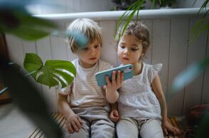 Καναδάς: Σχολεία προσφεύγουν στη δικαιοσύνη σε βάρος των τεχνολογικών κολοσσών, τους οποίους κατηγορούν για διατάραξη της μάθησης.