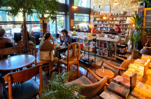10 βιβλιοπωλεία - καφέ στην Αθήνα με χαλαρά vibes