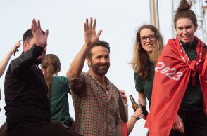 Η Ρέξαμ ανακοίνωσε ότι οφείλει σε Ρέινολντς και ΜακΕλχένι 9 εκατομμύρια λίρες