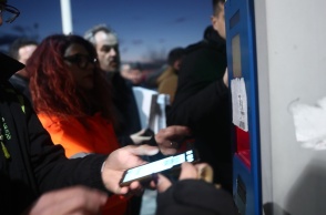 Σκανάρισμα ηλεκτρονικού εισιτηρίου έξω από γήπεδο