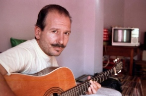 Δημήτρης Πουλικάκος: Η μουσική διαδρομή του έλληνα rocker και η ζωή του μέσα από το σπάνιο προσωπικό του αρχείο.