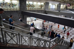 Πολίτες στο μετρό του Συντάγματος