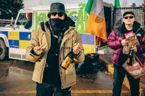 Kneecap: Το rap trio από την Ιρλανδία μοιράστηκε το single «Fine Art» από το ντεμπούτο άλμπουμ που θα κυκλοφορήσει στις 14 Ιουνίου.