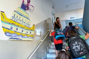 Παιδιά ανεβαίνουν τις σκάλες σχολείου