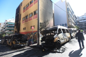 Καμένα σχολικά λεωφορεία έξω από σχολείο στου Ζωγράφου