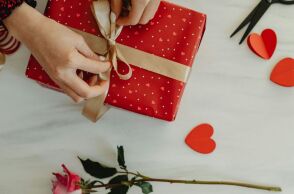 Ποιοι γιορτάζουν σήμερα 7 Απριλίου; Το εορτολόγιο της Athens Voice σου τους θυμίζει. Μην ξεχάσεις να τους δώσεις τις καλύτερες ευχές σου!