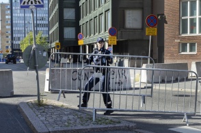 Αστυνομικός στη Φινλανδία τοποθετεί κάγκελα για να απαγορεύσει την πρόσβαση