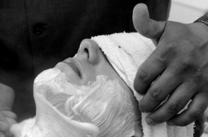 Η Γιάννης που θέλει ξύρισμα και η συνολική υποταγή στο ατομικό παραμύθι  