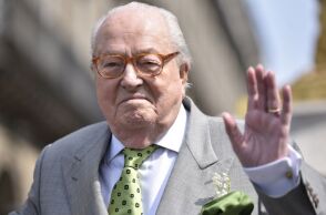 Ζαν-Μαρί Λεπέν: Ο «πατριάρχης» της γαλλικής ακροδεξιάς τέθηκε υπό νομική κηδεμονία - Σημαντικά επιδεινωμένη η υγεία του 95χρονου πολιτικού.