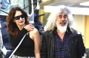 Γιάννης Γιοκαρίνης - Σοφία Μιχαλοπούλου πιασμένοι χέρι - χέρι έξω από την Ευελπίδων