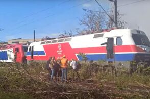 Θεσσαλονίκη: Φθορές σε τρένο της Hellenic Train από φωτιά κοντά στις γραμμές – Σώθηκαν τελευταία στιγμή οι μηχανοδηγοί.