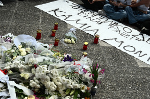 Καθιστική μουσική διαμαρτυρία του Μουσικού Σχολείου Ιλίου έξω από το Αστυνομικό Τμήμα των Αγίων Αναργύρων, για την δολοφονία της 28χρονης Κυριακής Γρίβα