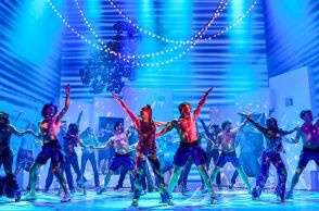 «Mamma Mia!»: Το διάσημο μιούζικαλ γιορτάζει τα 25 χρόνια του στο Γουέστ Εντ του Λονδίνου - Παρουσιάστηκε σε πάνω από 450 πόλεις - Γυρίστηκε σε ταινίες.