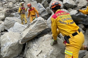 Διασώστες στο σημείο όπου υπάρχουν συντρίμμια μετά τον σεισμό στην Ταϊβάν