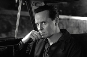 Ripley: Εντυπώσεις από την τηλεοπτική σειρά στο Netflix με τον Άντριου Σκοτ στον ρόλο του ήρωα της Πατρίτσια Χάισμιθ.