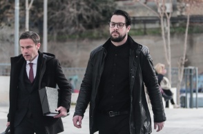 Ο Μάνος Δασκαλάκης προσέρχεται με τον συνήγορό του στο δικαστήριο