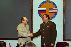 Ο υπουργός Άμυνας των ΗΠΑ William Perry και ο Ρώσος ομόλογός του Πάβελ Γκρατσόφ σε συνάντηση με την ευκαιρία κοινής στρατιωτικής άσκησης, το 1995. Πηγή: National Security Archive