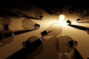 Πολλές λάμπες σε επίπεδη επιφάνεια, αλλά μόλις μία αναμμένη