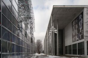 Γερμανία: Η Pinakothek der Moderne του Μονάχου απέλυσε εργαζόμενο που κρέμασε δικό του πίνακα στη γκαλερί του μουσείου.