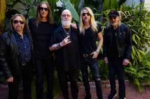 Judas Priest: Ο μπασίστας της μπάντας, Ian Hill, μιλάει στην Athens Voice για την ιστορία του γκρουπ, το νέο τους άλμπουμ, τo heavy metal και τη ζωή του.