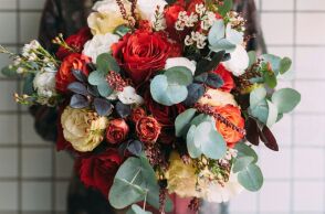 Γυναίκα κρατά μπουκέτο με λουλούδια στα χέρια