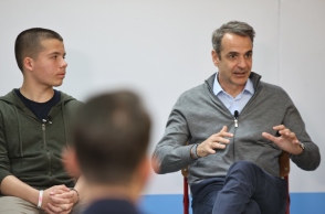Ο Κ. Μητσοτάκης με μαθητές συζητά για το bullying στα σχολεία 