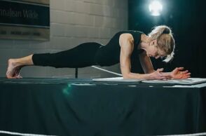 Η 58χρονη κατά την διαδικασία του ρεκόρ γκίνες κάνοντας σανίδα