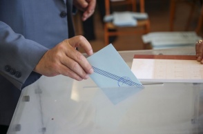 Γαλάζιο φακελάκι και χέρι που το ρίχνει στην κάλπη των Ευρωεκλογών