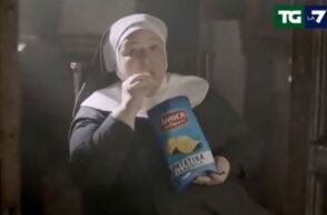 Σάλος με «βλάσφημη» διαφήμιση στην Ιταλία - Δείχνει μοναχές να τρώνε πατατάκια αντί για όστια