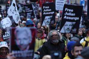 Πολίτες διαδηλώνουν υπέρ της παύσης δίωξης του Ασάνζ