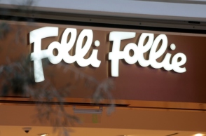 Πινακίδα από την είσοδο του καταστήματος Folli Follie