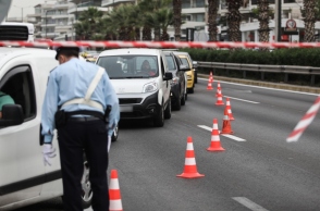 Τροχονόμος επιβάλλει κυκλοφοριακές ρυθμίσεις στον δρόμο
