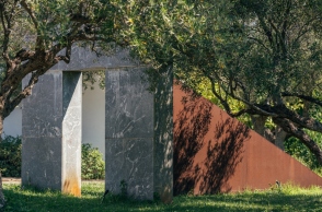 Η εγκατάσταση της Klara Borbas, "Platon στο πάρκο γλυπτικής της συλλογής του Ιδρύματος Γ.&Α. Μαμιδάκη