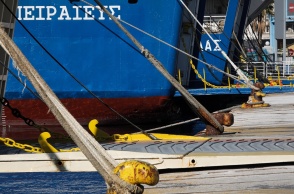 Πλοία δεμένα στους κάβους στο λιμάνι του Πειραιά λόγω απεργίας της ΠΝΟ
