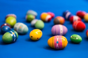 Αυγά βαμμένα σε μπλε επιφάνεια ενόψει Πάσχα