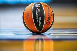 Μία μπάλα της Euroleague στο παρκέ κάποιου γηπέδου