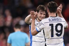 Οι παίκτες της Αταλάντα πανηγυρίζουν τη νίκη επί της Λίβερπουλ