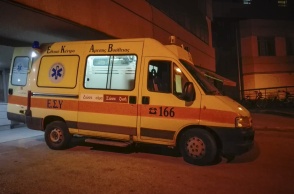 Ασθενοφόρο με ανοιχτές πόρτες σε νυχτερινή κλήση