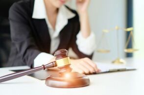 Βρετανία: Ζευγάρι πήρε διαζύγιο χωρίς να το ζητήσει όταν ο δικηγόρος έκανε κλικ σε λάθος κουμπί - Οριστική η διαδικασία, λέει ο δικαστής.